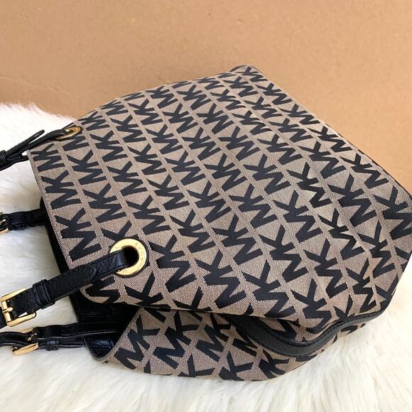 MICHAEL KORS Black/White Monogrammed Canvas JET SET GRAB BAG Tote - Picture 6 of 16